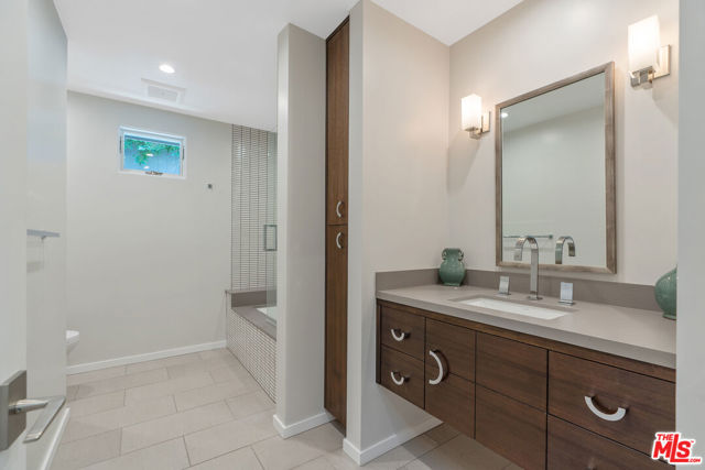 2829 Westbrook Avenue, Los Angeles CA: https://media.crmls.org/mediaz/69fb4c8c-997b-41d4-a873-c06489ed2607.jpg