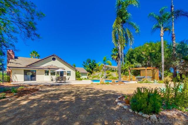2336 Rancho Diego Ct, Escondido CA: https://media.crmls.org/mediaz/69fb656a-f7fb-4db0-adbc-d3c4f89d4965.jpg