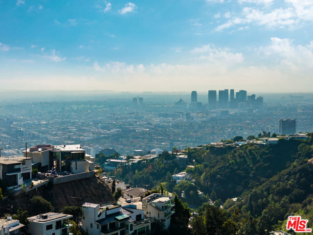 2004 Sunset Plaza Drive, Los Angeles CA: https://media.crmls.org/mediaz/69fcec69-32d6-433f-a9de-8cf1f20470ef.jpg