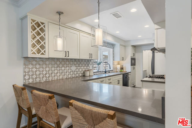 10037 Sunnybrae Avenue, Chatsworth CA: https://media.crmls.org/mediaz/69fdea57-1cdf-418e-8ec9-3b12a992dfe2.jpg