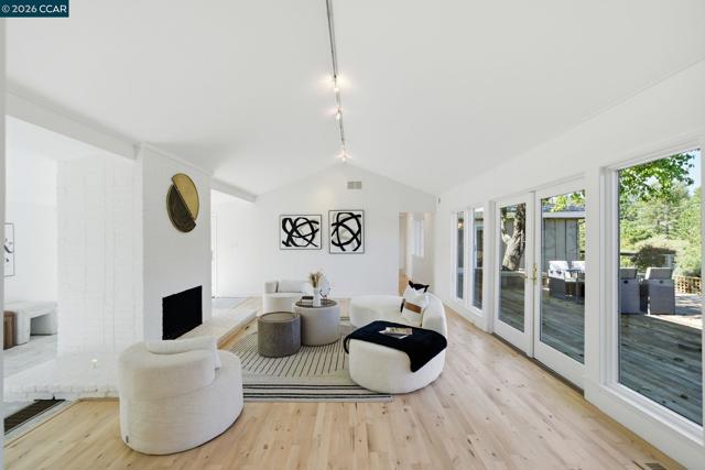 102 Hillcrest Dr, Orinda CA: https://media.crmls.org/mediaz/69fdf1ca-5aac-425b-985e-bce7c4303408.jpg