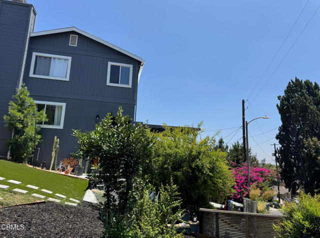 1998 Barnett Way, Los Angeles CA: https://media.crmls.org/mediaz/69ff5c1e-c620-4ef7-88d8-20e140cdbbd2.jpg
