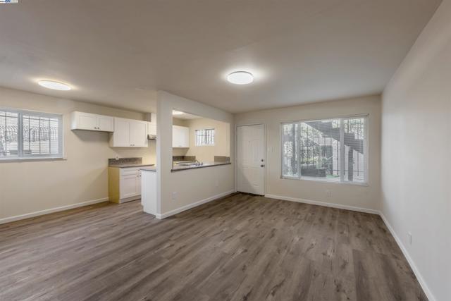 107 Catron Dr, Oakland CA: https://media.crmls.org/mediaz/69ffb142-98b3-4537-bd56-5ad4701db986.jpg