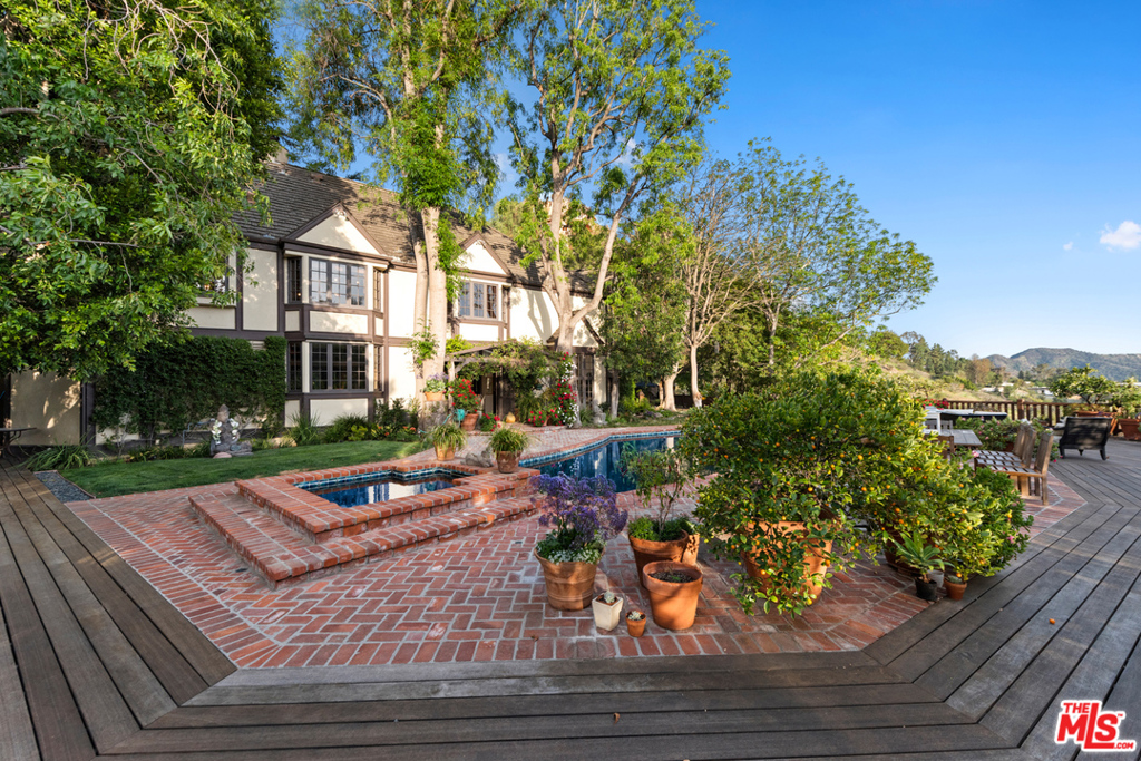 2781 Benedict Canyon Drive