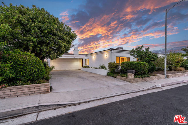 1320 DUENDE Lane Pacific Palisades, California Beautiful 1 story family home on a peaceful cul de sac street. This 4-bedroom 2 bath 2,595 sq ft remodeled home has nice views. Large updated kitchen with newer stainless-steel refrigerator, skylight, lighting throughout, and cabinets joins to the breakfast area and family room. Both bathrooms have been remodeled with porcelain tile and beautiful vanities. New plumbing. This home shows great. Nice French doors and large skylights fill this home with light. Large 9,616 sq ft lot opens to beautiful canyon and city views.