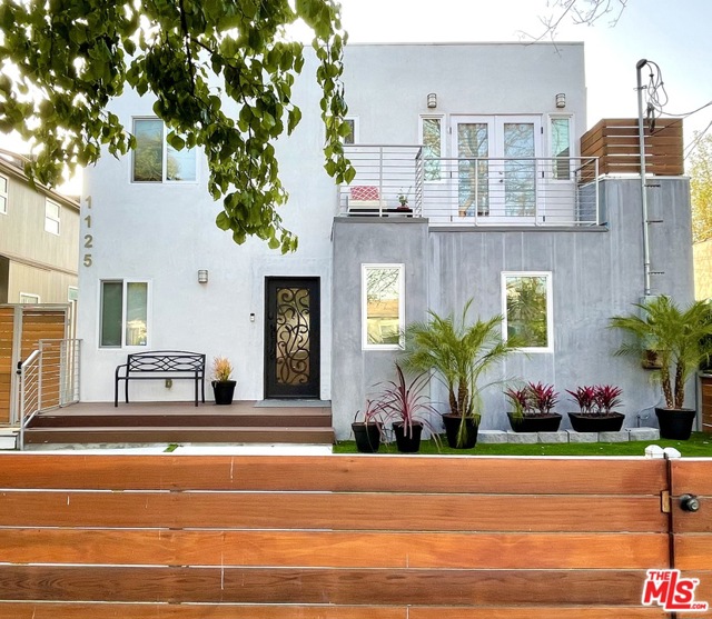 1125 Marco Place Venice, California Modern 4 bedroom/4.5 bathroom home on a lovely tree lined street, newly rebuilt in 2018. Move right into this light & bright home with an open concept floor plan. Fabulous yard, perfect for entertaining, all bedrooms are en suite. The bonus room in the back, with a full bath and kitchenette, is perfect for your out of town visitors, or for a private home office. Awesome location! Take a quick stroll to some fabulous restaurants just a block away, walk to Abbot Kinney or to the beach. Just bring your toothbrush and enjoy all that Venice has to offer.... *More pics to come.