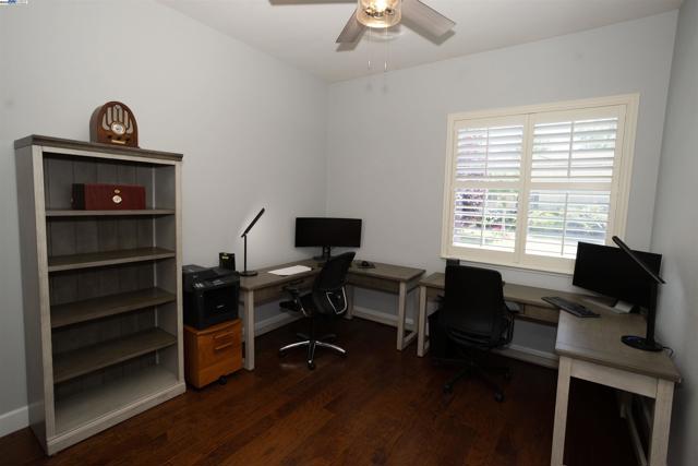 5090 Archcrest Way, Sacramento CA: https://media.crmls.org/mediaz/6a00e7d1-9b7d-4d0a-b498-9f49cdc765ff.jpg