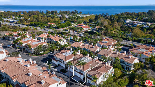 6477 Zuma View Place, Malibu CA: https://media.crmls.org/mediaz/6a016007-8b85-4ebc-8a5f-8da32bc88f0d.jpg