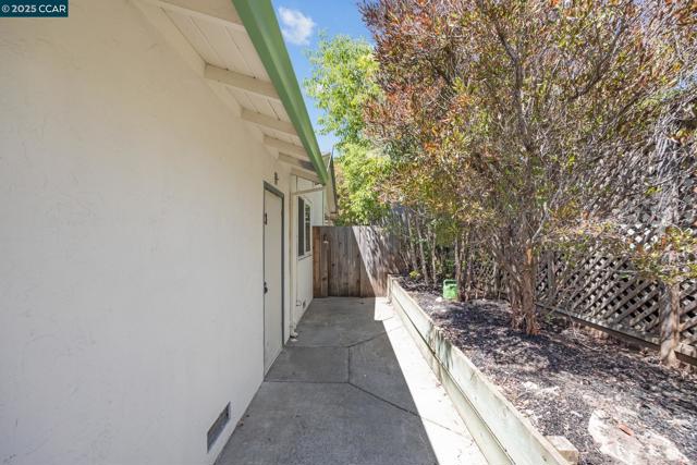 4816 Meadowbrook Dr, Richmond CA: https://media.crmls.org/mediaz/6a0466e2-747d-4e19-ba68-2712d3a14b70.jpg