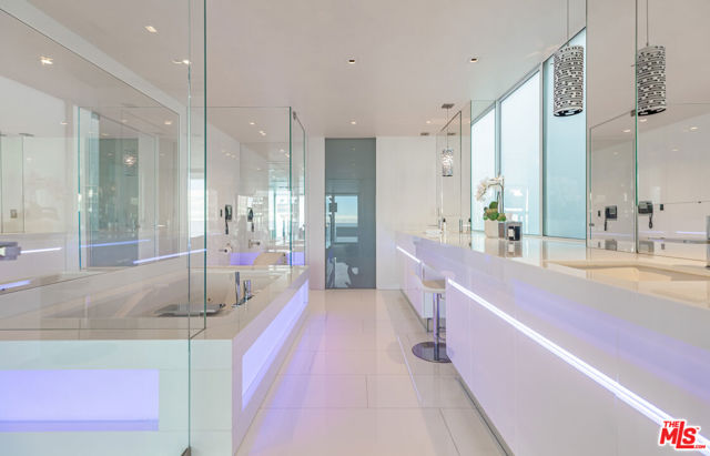 31636 Sea Level Drive, Malibu CA: https://media.crmls.org/mediaz/6a0539c9-a2d3-418b-9fde-4422b3549c9f.jpg