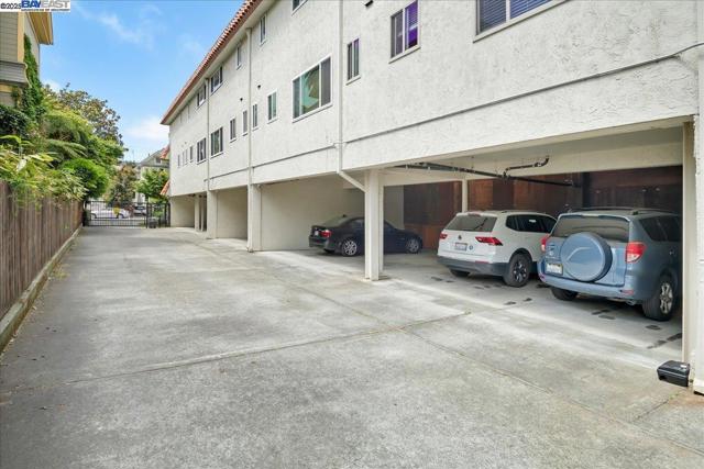 2133 Santa Clara Ave, Alameda CA: https://media.crmls.org/mediaz/6a057df5-71f9-4f53-b3b4-7f0e137dac25.jpg