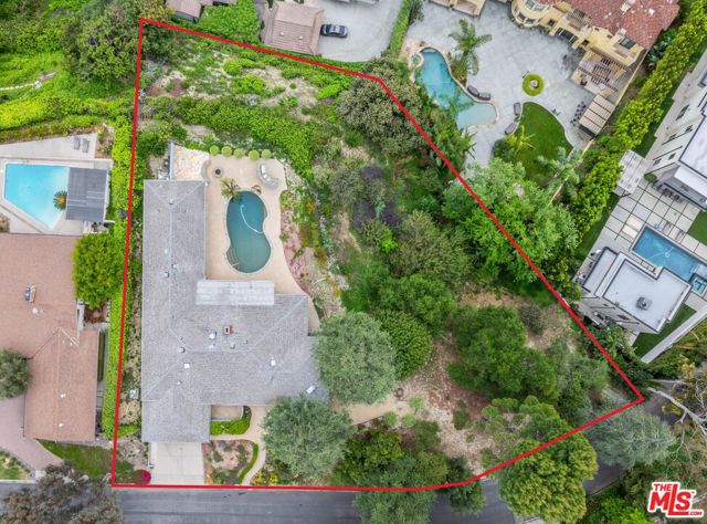 15901 High Knoll Road, Encino CA: https://media.crmls.org/mediaz/6a058d5d-de69-4475-9f37-c5fd6fb32aac.jpg