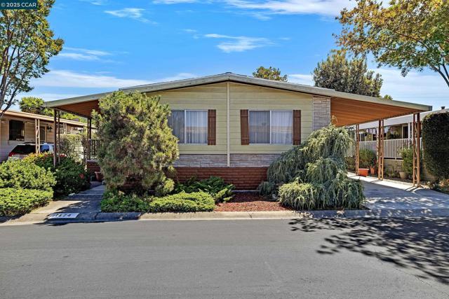 1474 Wakefield Dr, Hayward CA: https://media.crmls.org/mediaz/6a07a521-5dff-4cc4-be9d-9fd4e554b7b9.jpg