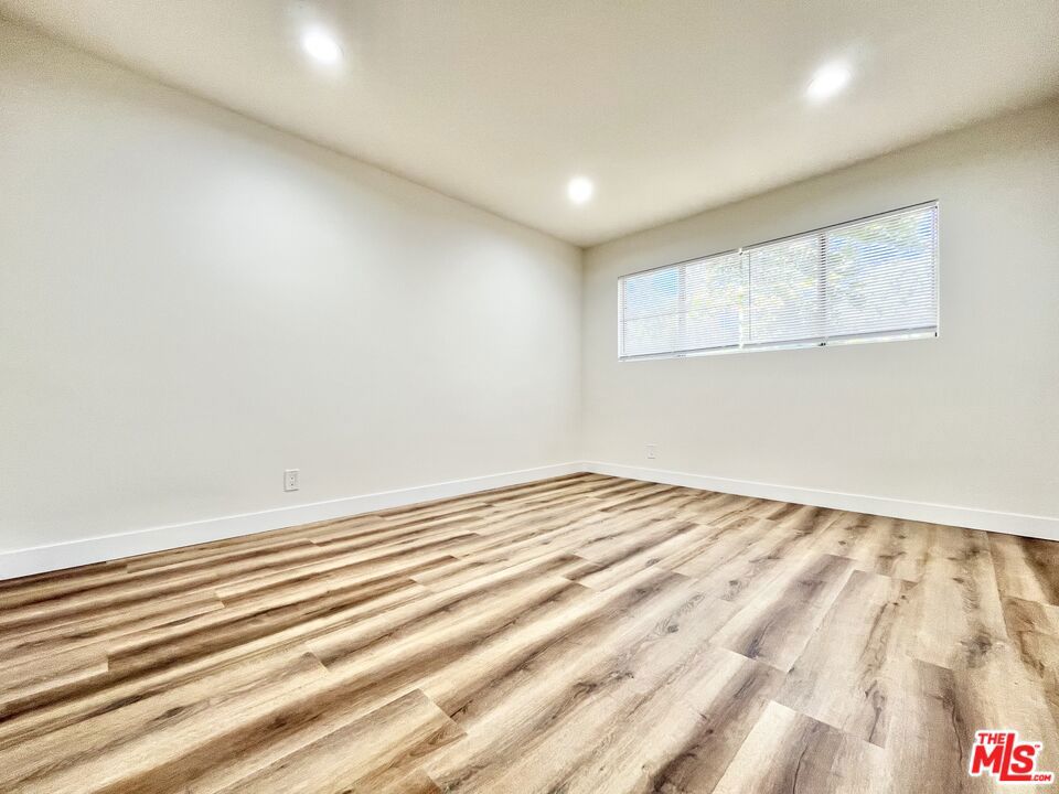 https://media.crmls.org/mediaz/6a095b05-5fb9-4478-a2f2-3a95461ea294.jpg?preset=X-Large