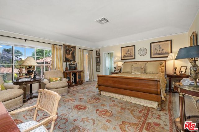 434 S Muirfield Road, Los Angeles CA: https://media.crmls.org/mediaz/6a097578-3943-4d51-8b69-035ac7d4c6ab.jpg