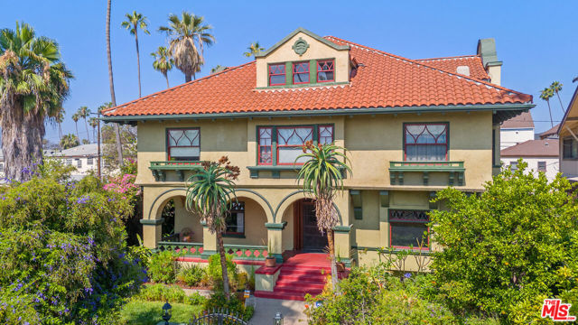 1049 Elden Avenue, Los Angeles CA: https://media.crmls.org/mediaz/6a0abb96-cf3b-432a-822a-226b25aa411d.jpg