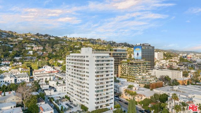 999 N Doheny Drive, West Hollywood CA: https://media.crmls.org/mediaz/6a0c216b-a933-45a7-87d1-1b2a25234159.jpg
