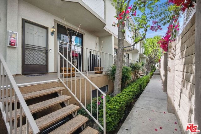 10229 Variel Avenue, Chatsworth CA: https://media.crmls.org/mediaz/6a0caf07-6836-4332-988e-5a5f3560fe49.jpg