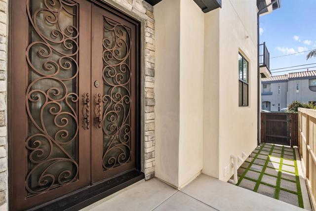 812 N Cleveland Street, Oceanside CA: https://media.crmls.org/mediaz/6a0d956a-9088-41b8-b484-6e44672fa33b.jpg