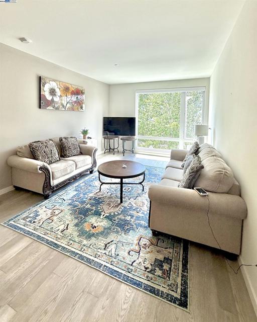 10 Innes Ct, San Francisco CA: https://media.crmls.org/mediaz/6a0fa9d9-7f05-4994-9f3b-5e84aa750c32.jpg