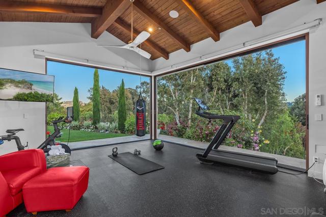 16590 Calle Familia, Rancho Santa Fe CA: https://media.crmls.org/mediaz/6a1062d9-6691-4d30-89c4-4052c2121f81.jpg