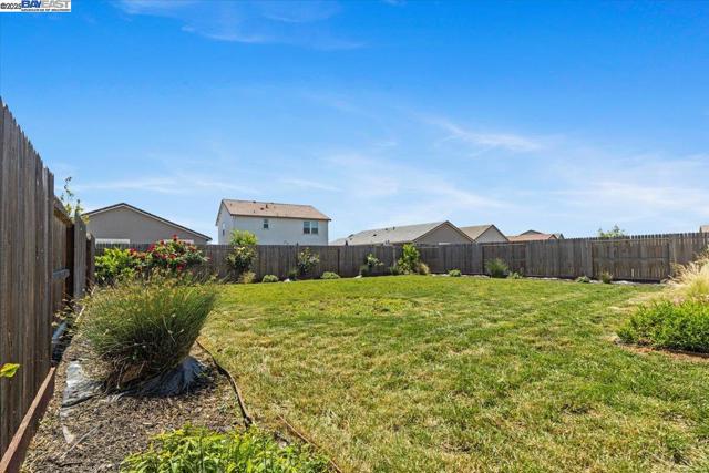 946 Osprey Dr, Lathrop CA: https://media.crmls.org/mediaz/6a10767d-4064-41d6-a58d-c29ffe8df3d6.jpg