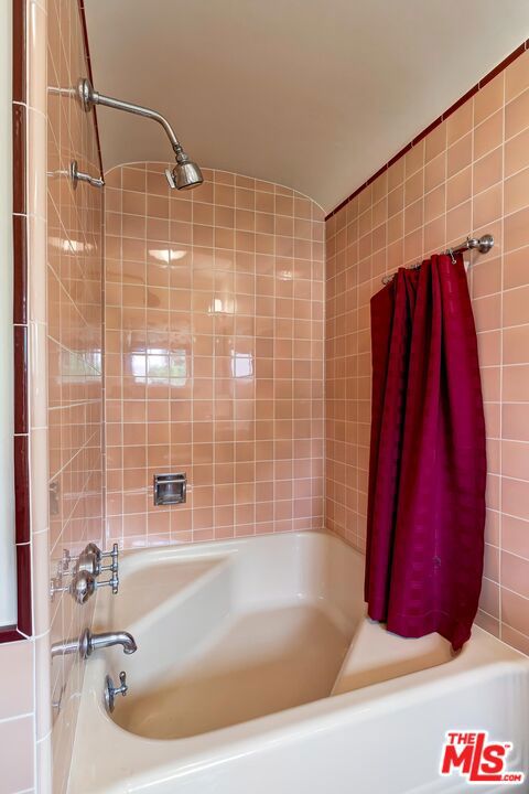 10798 Weyburn Avenue, Los Angeles CA: https://media.crmls.org/mediaz/6a10fca6-65d5-40a9-bc62-2fbd60ba7aae.jpg