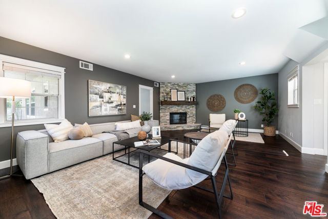 850 N Kenwood Street, Burbank CA: https://media.crmls.org/mediaz/6a11788b-25ee-405c-b3ad-21dc07559591.jpg