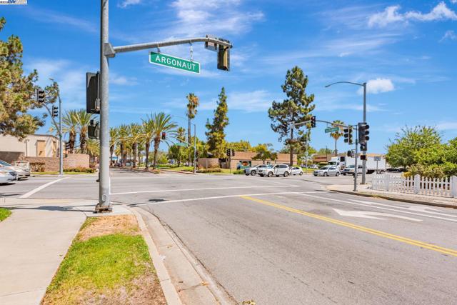 39090 Presidio Way, Fremont CA: https://media.crmls.org/mediaz/6a1192d4-4698-403b-9162-f279facd3bf8.jpg