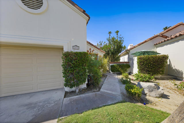 43755 Via Palma, Palm Desert CA: https://media.crmls.org/mediaz/6a1256fc-43e3-46ae-bd3f-9f0d78581ce9.jpg