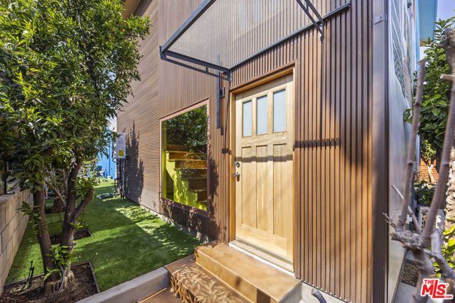 17660 Martha Street, Encino CA: https://media.crmls.org/mediaz/6a12fd02-fbcc-4143-a74a-beb04770dd4c.jpg