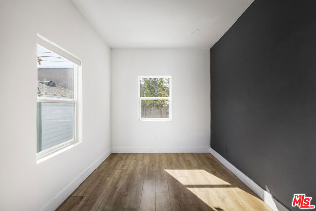 2074 W 29th Street, Los Angeles CA: https://media.crmls.org/mediaz/6a12fe10-8784-47c2-9123-eb4415832f2c.jpg