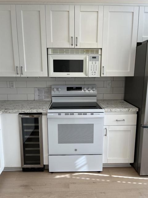 Detail Gallery Image 2 of 13 For 8840 Villa La Jolla Dr #301,  La Jolla,  CA 92037 - 3 Beds | 2 Baths