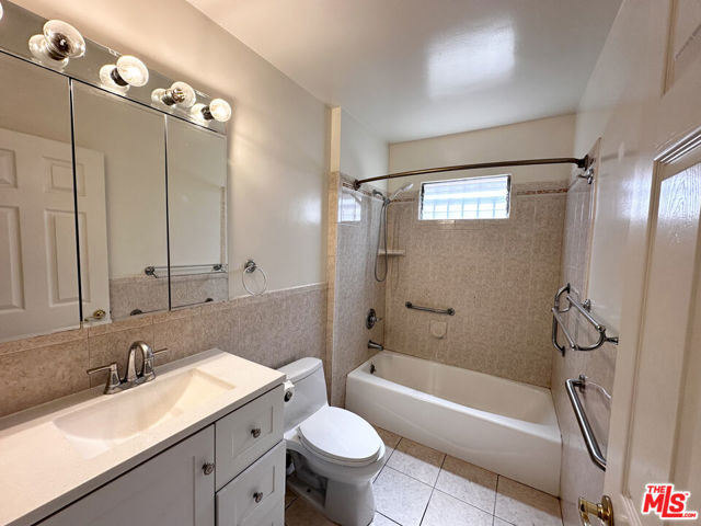 4337 Prospect Avenue, Los Angeles CA: https://media.crmls.org/mediaz/6a131f73-4889-405a-ac43-d1703be91b32.jpg