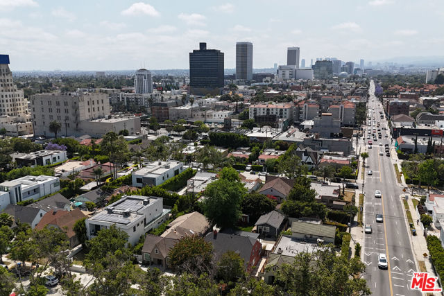 607 S Orange Drive, Los Angeles CA: https://media.crmls.org/mediaz/6a1325b1-44a3-41e3-abcd-2c7f51db0fc6.jpg