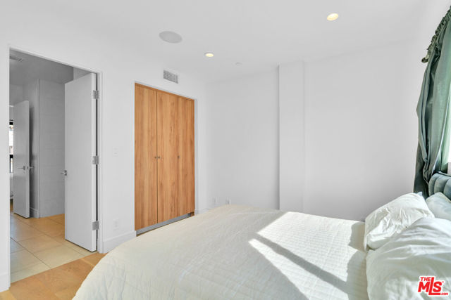1447 1/4 N Martel Avenue, Los Angeles CA: https://media.crmls.org/mediaz/6a1325e0-34ce-488f-bded-4942ceb08264.jpg