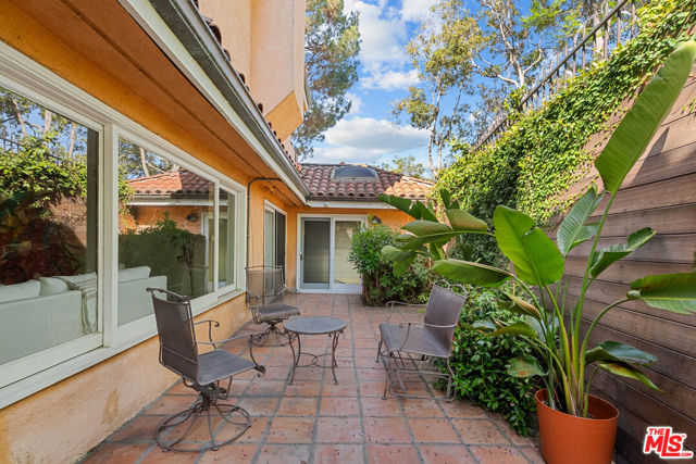 2103 N Hobart Boulevard, Los Angeles CA: https://media.crmls.org/mediaz/6a133416-0885-4586-8d00-a60e756b4fd3.jpg