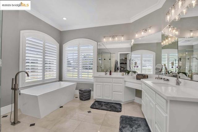 430 Ellisa Ln, Brentwood CA: https://media.crmls.org/mediaz/6a1394c5-5ed7-4a63-a5ee-d38e89944379.jpg