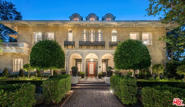 601 S Windsor Boulevard, Los Angeles CA: https://media.crmls.org/mediaz/6a146020-0166-40e7-aa78-c7f683db4300.jpg