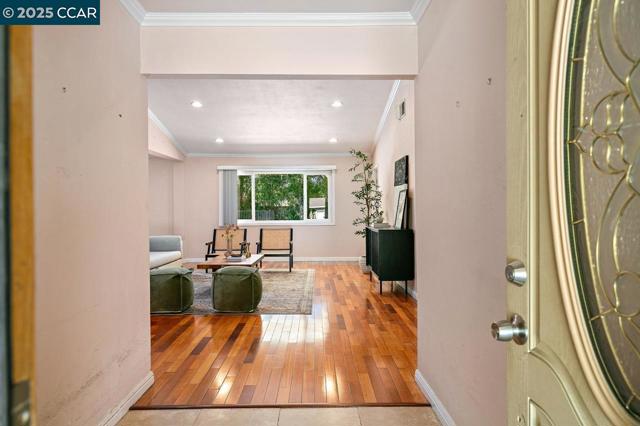 209 Farm Hill Ct, Danville CA: https://media.crmls.org/mediaz/6a148e3b-64ed-465f-a1d2-3ca16cd031e6.jpg
