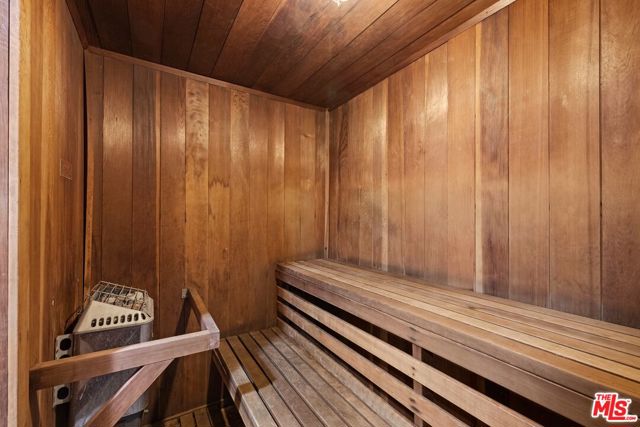 906 N Doheny Drive, West Hollywood CA: https://media.crmls.org/mediaz/6a14b354-2f82-4499-91ab-2d418f0de05a.jpg