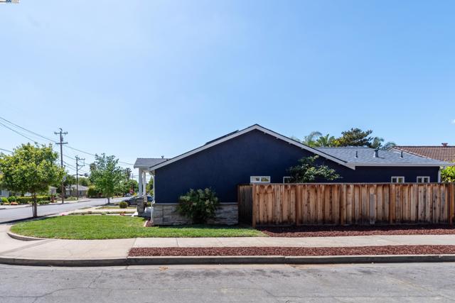 401 Emerson St, Fremont CA: https://media.crmls.org/mediaz/6a14cb71-d25c-4dc5-a063-559a889b11fe.jpg