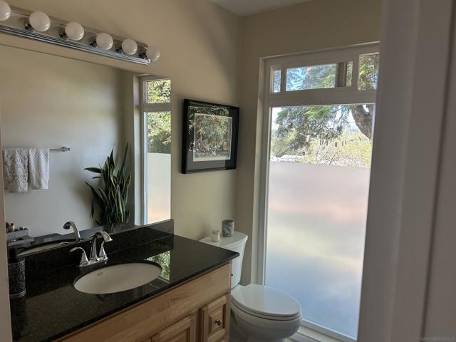 1190 Robertson Dr, Escondido CA: https://media.crmls.org/mediaz/6a16b0f7-8ff1-4341-9efe-9fdc85646788.jpg