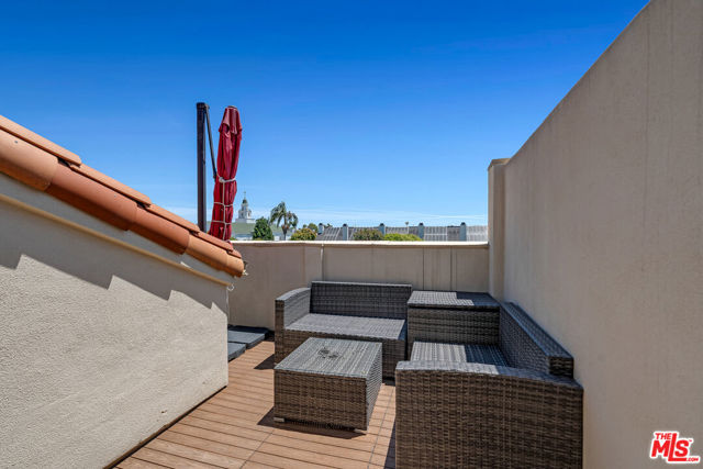 1022 10th Street, Santa Monica CA: https://media.crmls.org/mediaz/6a188ddc-9e7b-4232-ad78-8345b85cd0c6.jpg