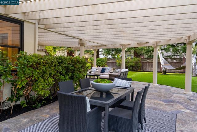 3284 Blackhawk Meadow Dr, Danville CA: https://media.crmls.org/mediaz/6a19b29b-addf-4aec-81ad-1b18e40b99be.jpg