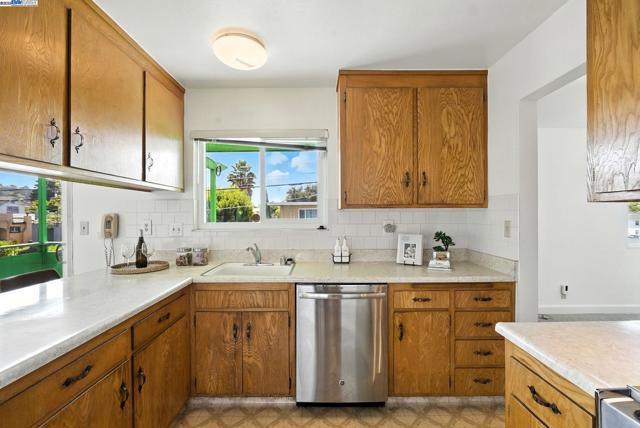 3101 61St Ave, Oakland CA: https://media.crmls.org/mediaz/6a1a1648-3e65-48f0-b62f-817f4f5e17a3.jpg