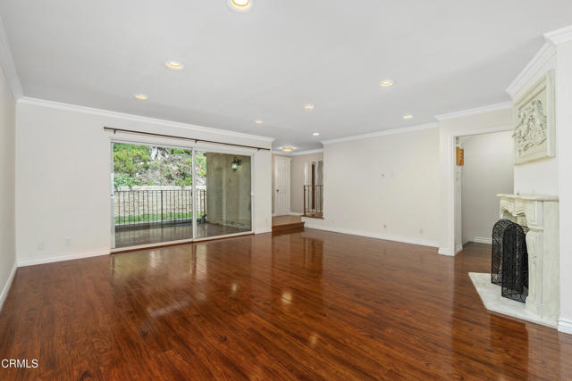 9503 Via Venezia, Burbank CA: https://media.crmls.org/mediaz/6a1a9685-2feb-4093-a882-65dd9c4356c1.jpg