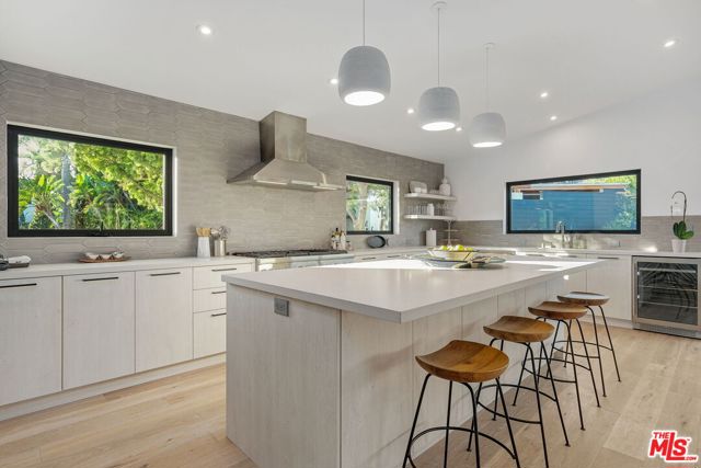 8400 Edwin Drive, Los Angeles CA: https://media.crmls.org/mediaz/6a1ac954-5f56-411b-9fa5-cb5f20e09af0.jpg