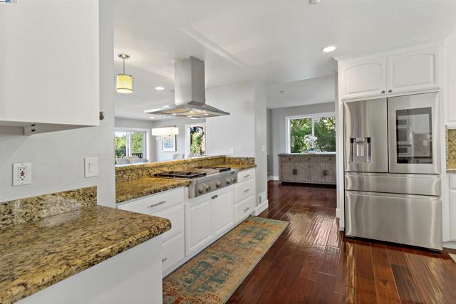 25444 University Ct, Hayward CA: https://media.crmls.org/mediaz/6a1b0c4c-4263-459b-9958-d4b1732e6e51.jpg