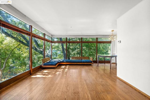 1730 Highland Pl, Berkeley CA: https://media.crmls.org/mediaz/6a1baf79-78ef-4ed7-b4f3-872e6795c4e6.jpg